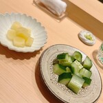 鮨 めい乃 - 握りの時間です。生姜と胡瓜の浅漬け