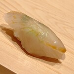 鮨 めい乃 - 広島で揚がったはしりの皮剥。中に肝と浅葱、生姜パウダーを潜ませます