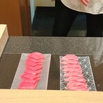 鮨 めい乃 - 中トロと蛇腹です。塩釜の巻網て捕まえました