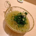 鮨 めい乃 - 白神山地のモロヘイヤを素麺仕立ての刻み茄子でいただきます。柔らかいお出汁が全体をまとめます