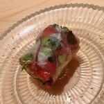 鮨 めい乃 - マグロとハーブの生春巻き。アイヤァ、これはワインを呑ませる算段やな\(//∇//)\