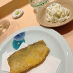 鮨 めい乃 - 酢〆したナカズミのフライです。奥は黄身は使わず白身のタルタル。ピクルスの代わりに胡瓜の酢漬けで爽快なタルタルに仕上げました。確かに酢〆したナカズミを揚げた香りの邪魔になりません。これは眼から鱗でした