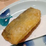 鮨 めい乃 - 熱を通した身の蒸気が逃げ場を失い皮裏でプックリと膨らみます