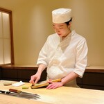 鮨 めい乃 - 丁寧に本山葵をすりおろします。辺り一面に漂う爽快な香り。だからお鮨屋さんが好き\(//∇//)\