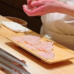 鮨 めい乃 - 天然の車海老。ゆがき汁と卵黄ソースを合わせたアメリケーヌ風の液体を絡ませます