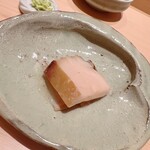 鮨 めい乃 - 房総の蒸しメガイです。一枚目は本山葵で、二枚目は底に隠れた肝の裏漉しでいただきました