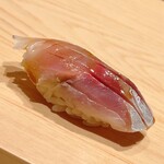 鮨 めい乃 - 出水の鯵です。完璧な脱水と適度な塩入れに感嘆\(//∇//)\