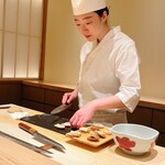 鮨 めい乃 - 房総の蒸しメガイを切り付けるところ