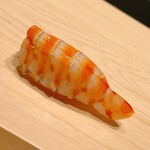 鮨 めい乃 - 甲殻類の味噌は個体差が有り、たまに苦いものに当たる確率があります。そこでめいさんは香りの強すぎる海老味噌を避け、茹で汁と卵黄を絡めたアメリケーヌソース風を纏わせました