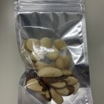 グルーヴィナッツ - 量り売り　ブラジルナッツ、マカダミアナッツ（いずれも生、無塩）　56g 414円（税抜）