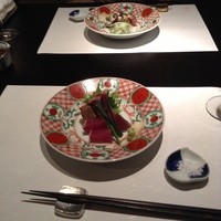ぎんざ 一二岐 - 鰹のタタキ、お塩で頂きます。添えてある大蒜は青森産の匂いの抑えたモノとのご説明でした