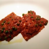 ヴィア トスカネッラ - ほうれん草とリコッタシーズを詰めたラビオリ　ポロネーゼ