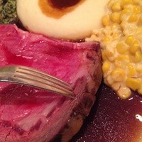 ロウリーズ・ザ・プライムリブ 大阪 - オーサカカット(当時は3500円)の厚みはこんな感じ。