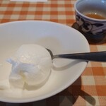 洋食勝井 - デザートは海老フライ定食に付いてた。