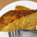 ガスト 総社店 - モーニング目玉焼き&ベーコンソーセージセット¥550内、トーストをパンケーキに変更¥100内　美味い。バターとメープルシロップがついてくる。おもしろい食感。サク？しゅわ？ふわ？じゅわ？癖になった。