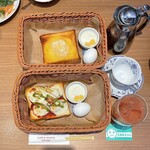 Cafe Aoyama Okayama Honten - モーニングD¥750内(上)、モーニングC¥950内(下)　トーストはアーモンドバターとピザ。セットドリンクはコーヒーとグレープフルーツジュース選択。サラダバー付。うまい。