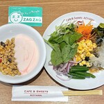 カフェ青山 - サラダバー。種類豊富でコーンフレークやヨーグルトもある。ツナがなくなっていた。
