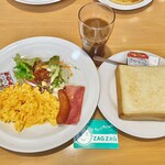 ガスト 総社店 - モーニングスクランブルエッグ&ベーコンソーセージセット¥550内　ドリンクバー日替わりスープ付き。バターとジャムで、卵とベーコンを挟んで、気分で好きな食べ方できるところがとてもよい。