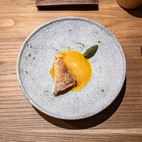 LURRA° - 白甘鯛、 卵黄の肉醤漬けとわさびのチミチュリ