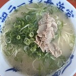 元祖ラーメン長浜家 - 上からのデフォ♫ネギ多め…ならず？