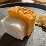 すし屋 蓮太郎 - 手前の白いのはお米を食べて育った鶏の卵。