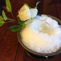 懐石料理 花壇 - 丹沢山 純米吟醸 お酒を氷で囲み、さらに八重咲きのチューリップ生けてありました。