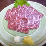 巴炉ばた焼 - 馬刺し800円はルイベ状態