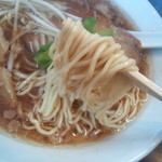 幅１．５ｍｍ、厚み１ｍｍ程度の僅かな平打ち仕様の中麺縮れ麺