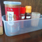 Jikaseimen Chuukasoba Imazato - 卓上にはコショウ、ラー油、一味が置いてある。