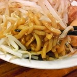 ガッツリラーメン それは私のおいなりさんだ - 麺は中太縮れ麺