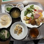 タワーテラス - 白米以外のマイチョイス！追加で、ベトナム風カレーでご飯をお代わりし、スープ代わりに「鶏のフォー（左下）」をお代わりしました！