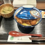 かつ丼 桜花 - 数量限定・リブロースかつ丼が配膳！