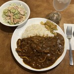 アングル - ポークしめじカレーとチキンサラダ