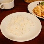 ビストロ コゥジィ - お皿にくっつかない、見事な"炊き"と"蒸らし"で提供してくれるライス。