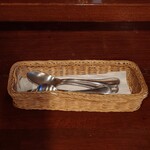 ビストロ コゥジィ - 着席時には用意されている、カラトリーバスケット。箸、欲しい・・・。(笑)