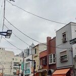 ビストロ コゥジィ - 初台駅・中央口 南出入口から代々木八幡方向まで延びる"初台商盛会"沿いの駅チカ路面店です。