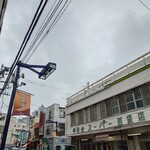 ビストロ コゥジィ - その右隣には、歴史ある市場的な小売店集合店、"初台スーパー百貨店"があります。