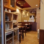 ビストロ コゥジィ - 店内奥、左右にもテーブル席。