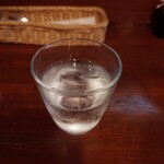 ビストロ コゥジィ - 管理の行き届いたグラスで提供される、冷たいお水。