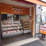 ビストロ コゥジィ - 右隣は"メンチカツ"が有名な老舗精肉店、"関ミート"があります。お昼時はお弁当に行列ができています。