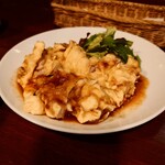 ビストロ コゥジィ - フリッター的な衣で、油淋鶏的な仕上げですが、中の鶏はとてもジューシーで柔らかな逸品。