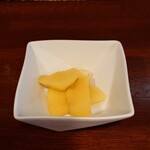 ビストロ コゥジィ - "本日の小鉢"は、素材の味と風味を楽しめる"薩摩芋"。