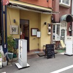 ビストロ コゥジィ - 間口は広くないので、電光看板と黒板メニューが目印。