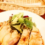 ビストロ コゥジィ - 彩りも考えられたサラダが添えられています。