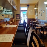 ビストロ コゥジィ - カウンター左端から玄関方向。