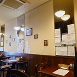 ビストロ コゥジィ - 玄関入って左の壁側が二人掛けテーブル。