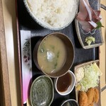 魚や 翻車魚丸 - ブリの刺身とカキフライ