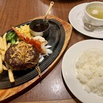 ロイヤルホスト - 黒×黒ハンバーグ＆オマール海老のグリル と チキンスープ＆ライスセット ¥2,398(税込)＋￥649(税込)