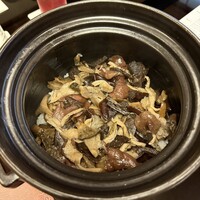 よし町 - 「天然茸御飯」
                    ハツタケ・シャカシメジ
                    ナメコ・ウスヒラタケ
                    コウタケ・ヒラタケ
                    アミタケ・舞茸・木耳
                    
                    ・炒めて塩した茸を、炊いたご飯と混ぜ合せて（少し醤油も）