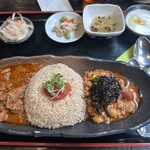 旧ヤム邸 空堀店 - 左がspicyチキン　右が鶏キーマ